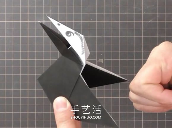 折纸嘴巴会动的乌鸦的折法视频教程(图13)