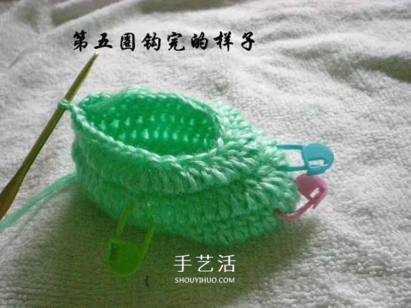 用钩织编织简单又漂亮婴儿鞋的方法步骤图(图16)
