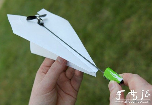 配备螺旋桨套件的纸飞机DIY(图2)