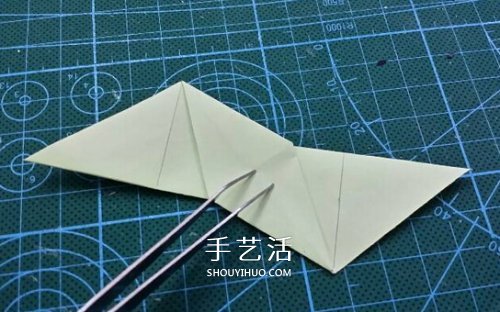 怎么折纸星星花球图解 发射光芒立体星星的折法(图9)