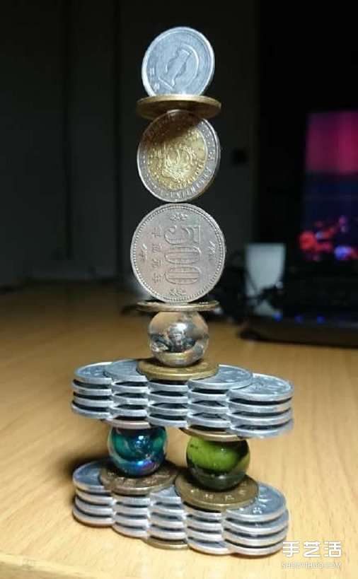 超牛平衡术表演 硬币平衡游戏这么玩才够强！(图6)