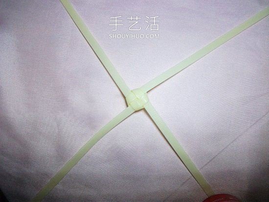 塑料包装带编织玫瑰花的方法图解教程(图6)