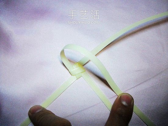 塑料包装带编织玫瑰花的方法图解教程(图3)