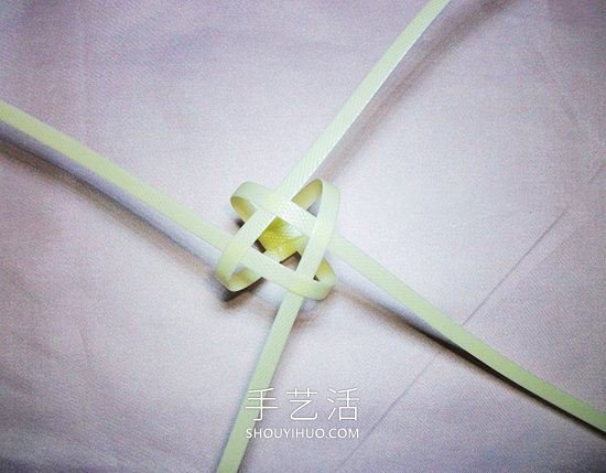 塑料包装带编织玫瑰花的方法图解教程(图5)