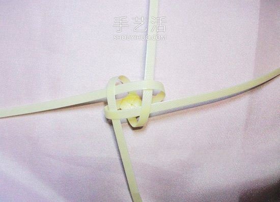 塑料包装带编织玫瑰花的方法图解教程(图8)