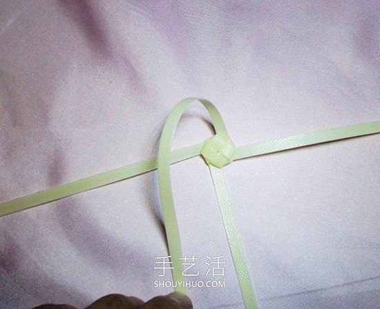 塑料包装带编织玫瑰花的方法图解教程(图7)