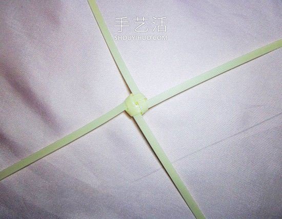 塑料包装带编织玫瑰花的方法图解教程(图9)