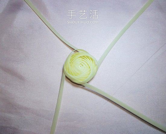 塑料包装带编织玫瑰花的方法图解教程(图10)