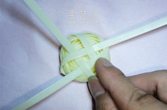 塑料包装带编织玫瑰花的方法图解教程(图11)