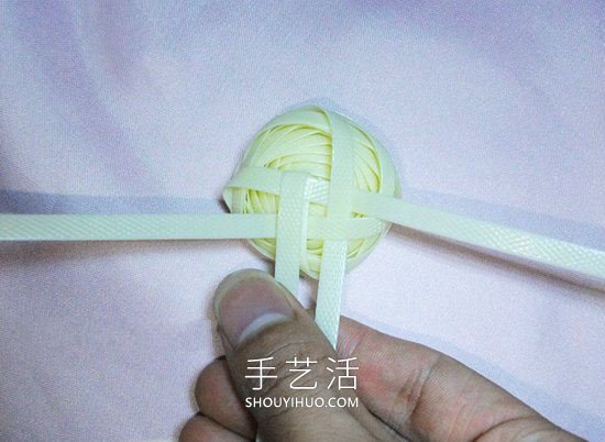 塑料包装带编织玫瑰花的方法图解教程(图12)