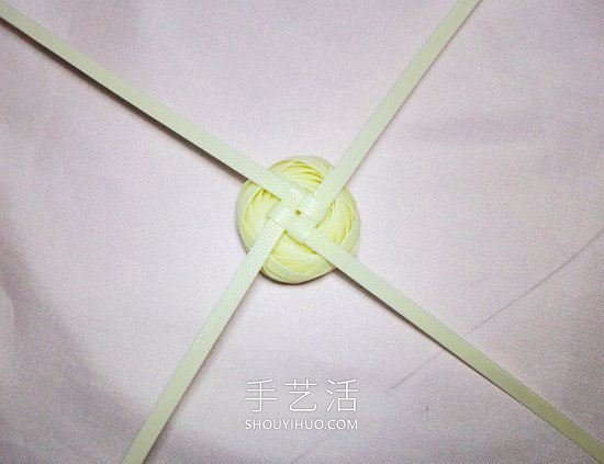 塑料包装带编织玫瑰花的方法图解教程(图13)
