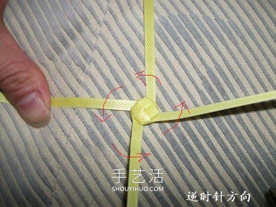 塑料包装带编织玫瑰花的方法图解教程(图15)