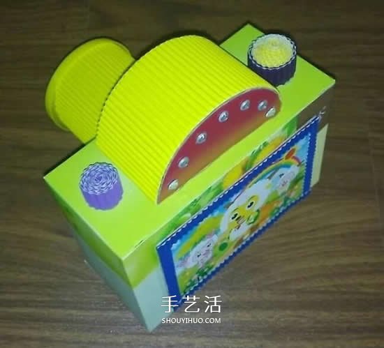 幼儿园手工作品图片 废物利用做的漂亮相机(图5)