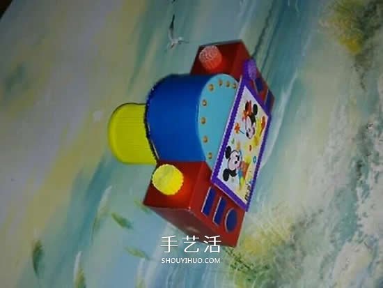 幼儿园手工作品图片 废物利用做的漂亮相机(图3)