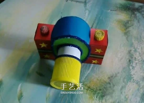 幼儿园手工作品图片 废物利用做的漂亮相机(图4)