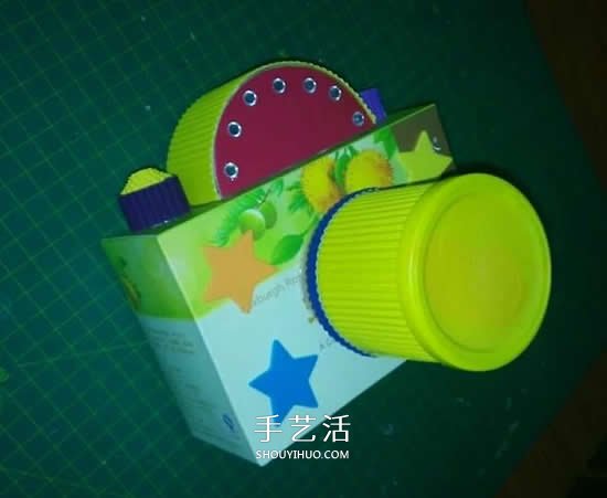 幼儿园手工作品图片 废物利用做的漂亮相机(图6)