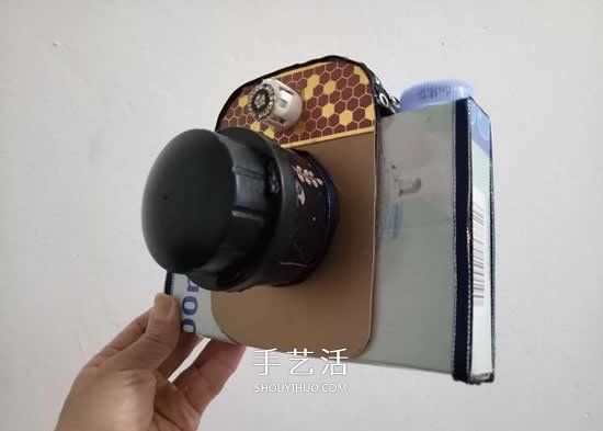 幼儿园手工作品图片 废物利用做的漂亮相机(图10)