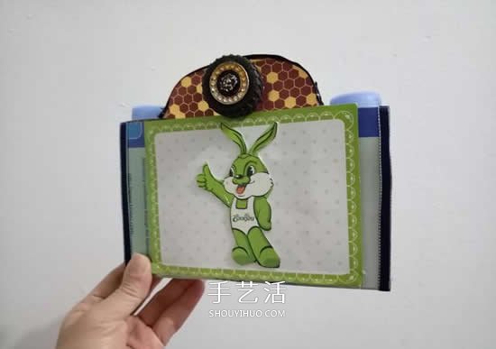 幼儿园手工作品图片 废物利用做的漂亮相机(图11)