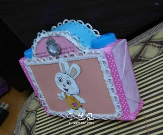 幼儿园手工作品图片 废物利用做的漂亮相机(图12)