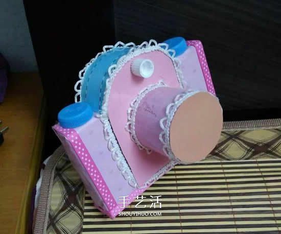 幼儿园手工作品图片 废物利用做的漂亮相机(图13)