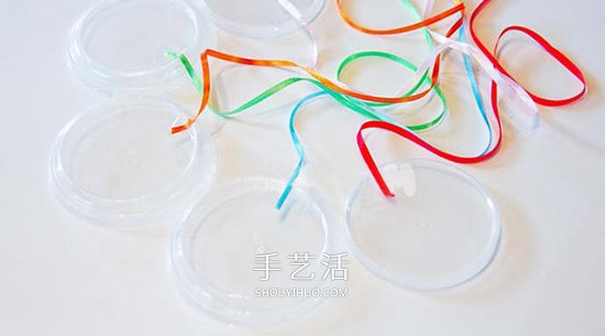 酸奶盖子废物利用 手工制作彩虹风铃的方法(图2)