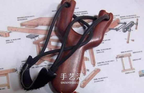实木弹弓制作过程图解 自制实木弹弓的方法 - 双维造物网