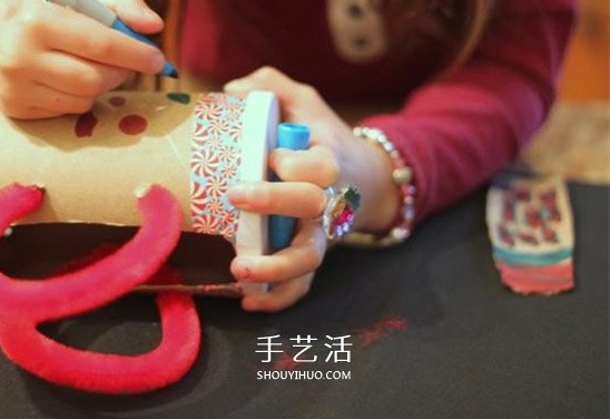 幼儿玩具包包的做法 废纸盒制作手提包玩具(图6)