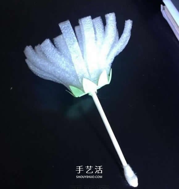 泡沫纸手工制作菊花 简单泡沫纸菊花的做法(图9)