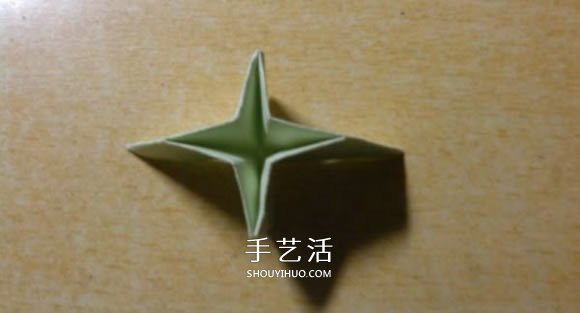 镂空纸花球怎么折图解 简单手工花球的折法(图12)