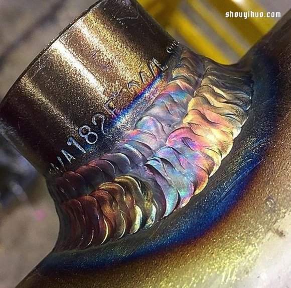 利用焊接工艺在金属管上烧出一圈魔幻彩虹(图6)