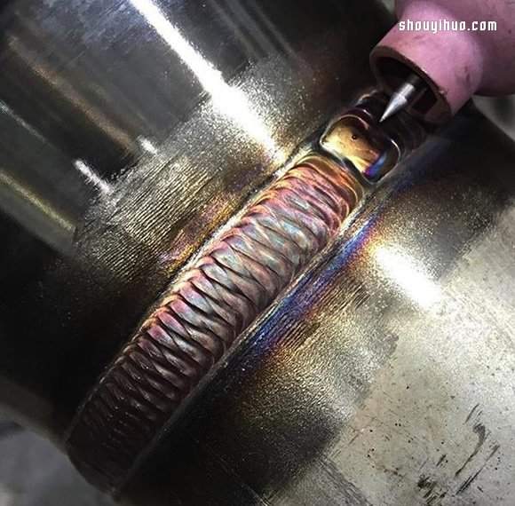 利用焊接工艺在金属管上烧出一圈魔幻彩虹(图3)