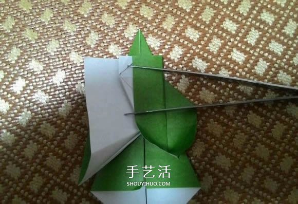 圣诞老人折纸步骤图解 纸折圣诞老人怎么折(图37)