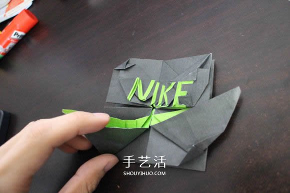 耐克标志的折纸方法 怎么折NIKE标志的图解(图44)