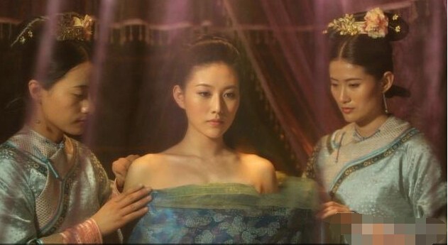 演个电视剧真是拼了!女星大尺度半裸出浴照曝光(图3) 演个电视剧真是拼了!女星大尺度半裸出浴照曝光(图3)