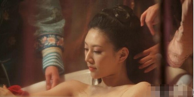 演个电视剧真是拼了!女星大尺度半裸出浴照曝光(图2) 演个电视剧真是拼了!女星大尺度半裸出浴照曝光(图2)