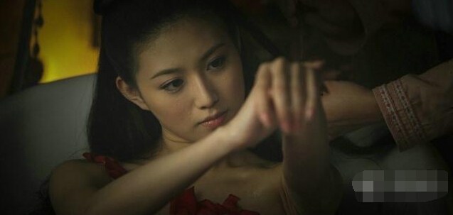 演个电视剧真是拼了!女星大尺度半裸出浴照曝光(图4) 演个电视剧真是拼了!女星大尺度半裸出浴照曝光(图4)
