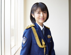 美波美翻!新特摄剧《一日偶像署长》滨边美波警服造型亮相(图3) 美波美翻!新特摄剧《一日偶像署长》滨边美波警服造型亮相(图3)