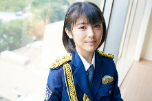 美波美翻!新特摄剧《一日偶像署长》滨边美波警服造型亮相(图1) 美波美翻!新特摄剧《一日偶像署长》滨边美波警服造型亮相(图1)