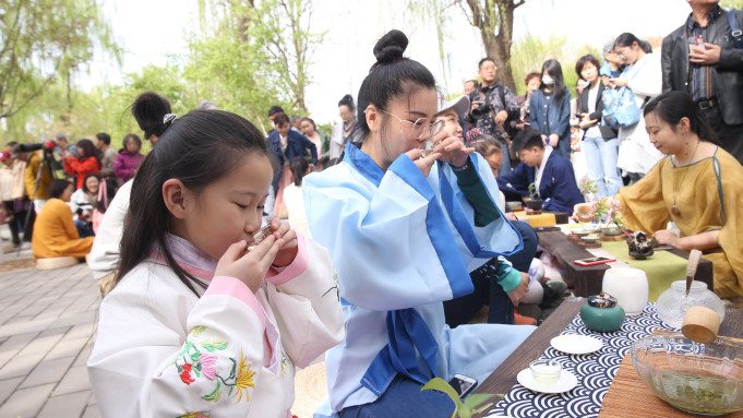 BBC要拍中国茶文化纪录片 名为《一杯茶,千家事》(图1) BBC要拍中国茶文化纪录片 名为《一杯茶,千家事》(图1)