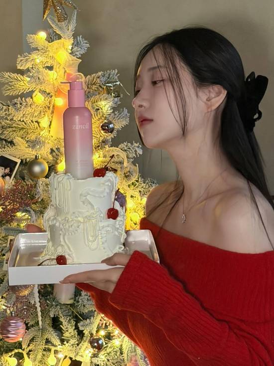 《剑星》体模申才恩新美照：红色毛衣半露迷人香肩！(图1)