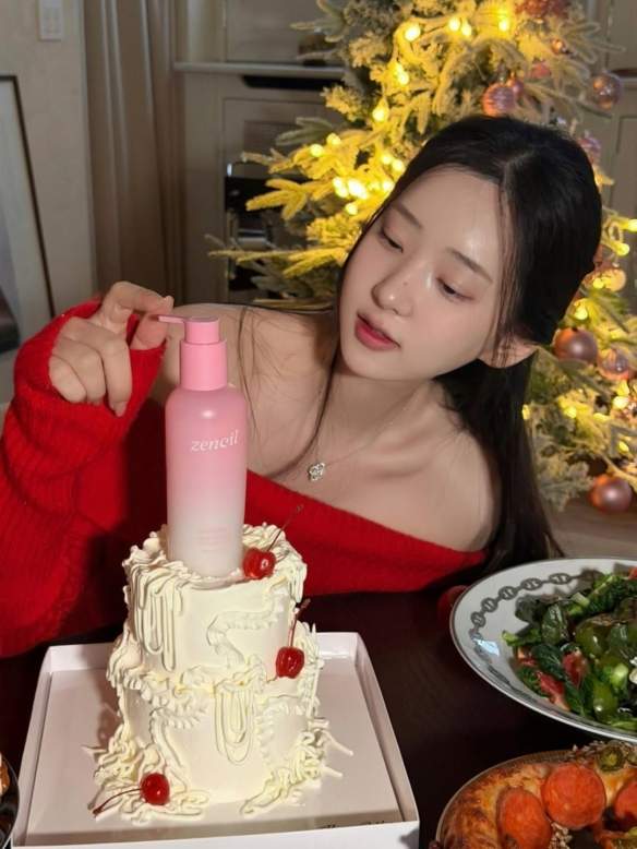 《剑星》体模申才恩新美照：红色毛衣半露迷人香肩！(图2)