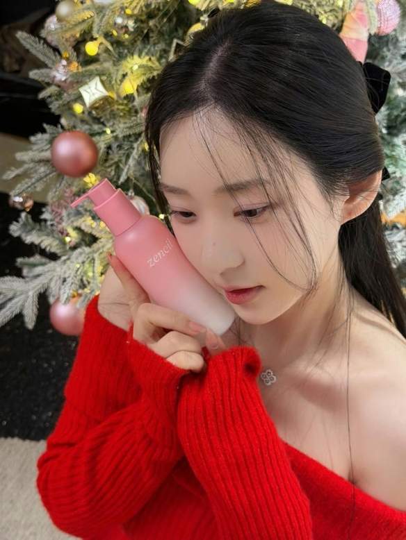 《剑星》体模申才恩新美照：红色毛衣半露迷人香肩！(图6)