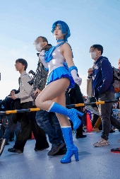 日本小姐姐COS《街头霸王》春丽：神级肉腿太顶了！(图4)