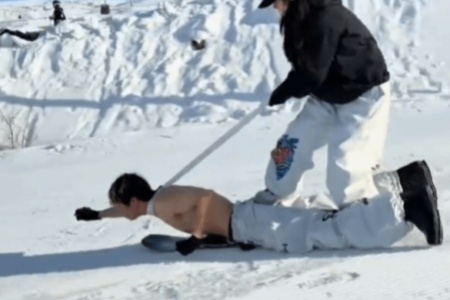 半裸男子被女子“拴脖遛狗式”踩着滑雪！滑雪场回应 - 知音漫境