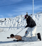 半裸男子被女子“拴脖遛狗式”踩着滑雪!滑雪场回应(图1) 半裸男子被女子“拴脖遛狗式”踩着滑雪!滑雪场回应(图1)