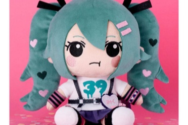 Almavianca推出初音未来坐姿玩偶 预计2025年12月上市 - 知音漫境