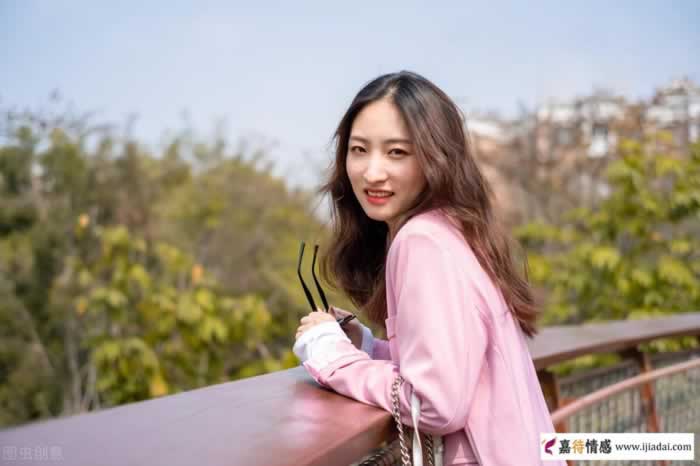 女人假装喜欢你，往往有3个明显表现(图3)