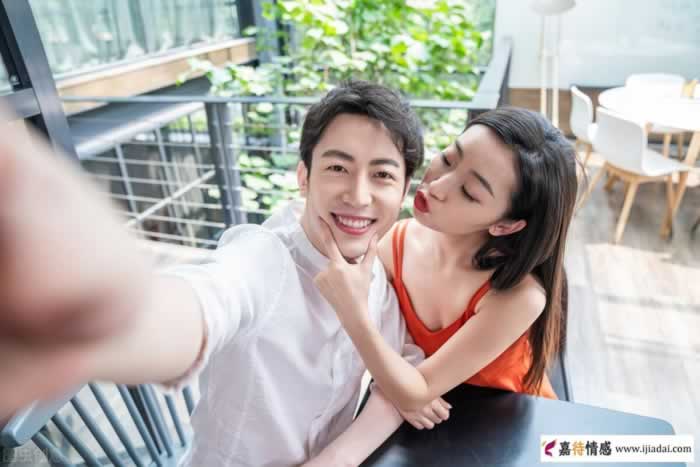 两性相处中女人命好，从敢发脾气开始(图2)