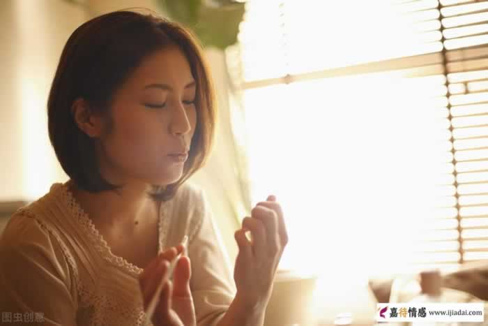 爱上一个人，才会有的3种“反常”表现(图1)