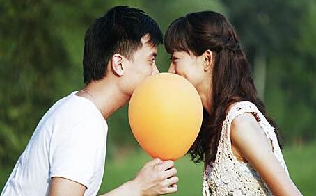 分手后前女友还爱你的表现，放心不下就去挽回(图1)